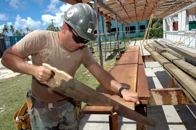 ebeniste-CABRIS-min_worker_construction_building_carpenter_male_job_build_helmet-893290